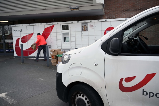 En plots liggen tientallen ‘verdwenen’ pakketjes bij postbode thuis ...
