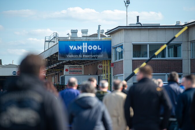 “Ik heb mensen al schreeuwend zien vertrekken”: directie van Van Hool ...