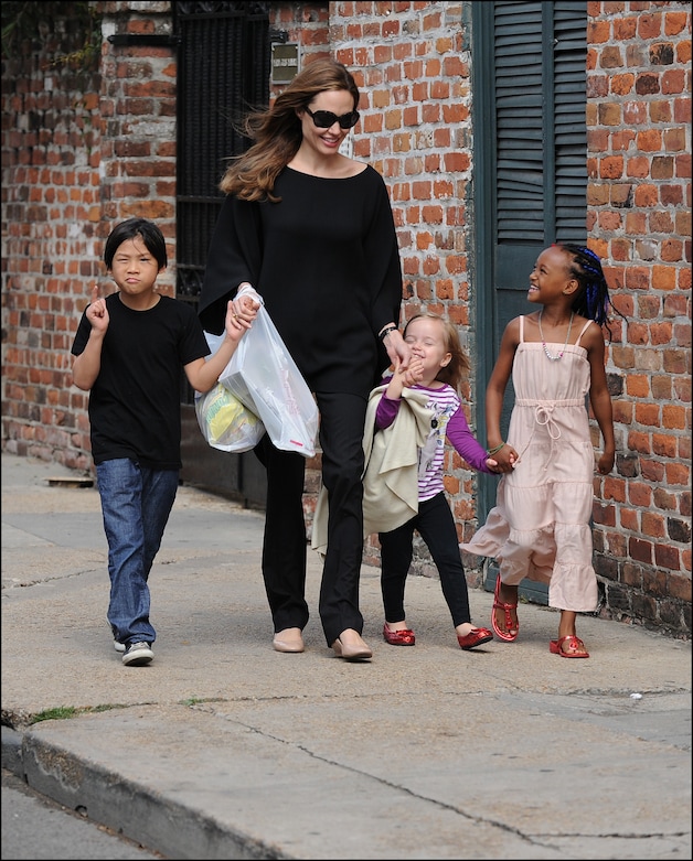 Angelina Jolie op stap met drie van haar zes kinderen: Pax, Zahara en Vivienne.