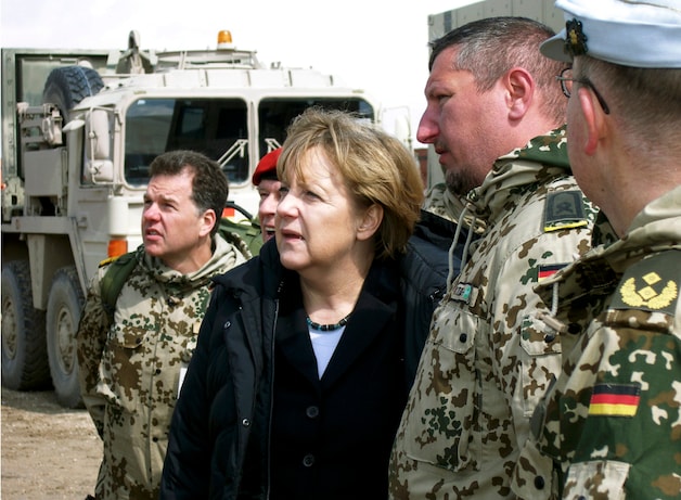 Bondskanselier Angela Merkel is op verrassingsbezoek in Afghanistan.