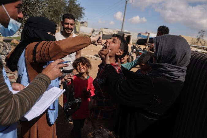 Een kind krijgt het choleravaccin toegediend in Syrië.