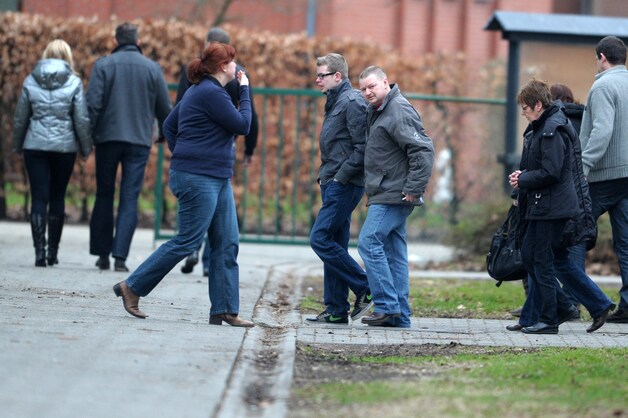 Verontruste ouders komen aan bij basisschool 't Stekske in Lommel.