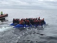 Illustratiebeeld van bootje met 38 transmigranten dat in 2024 werd onderschept voor de kust van Koksijde. De boot links, is van de Belgen die hen voor de veiligheid begeleidden omdat ze niet wilden terugkeren.