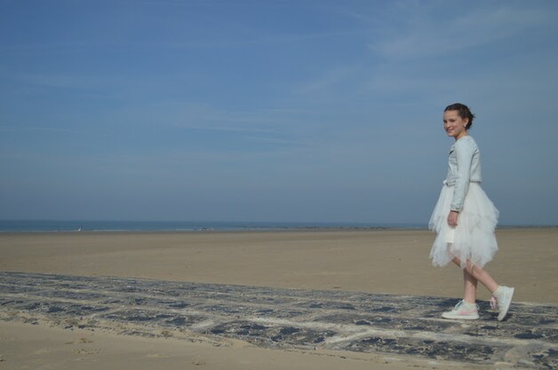Louise op het strand.