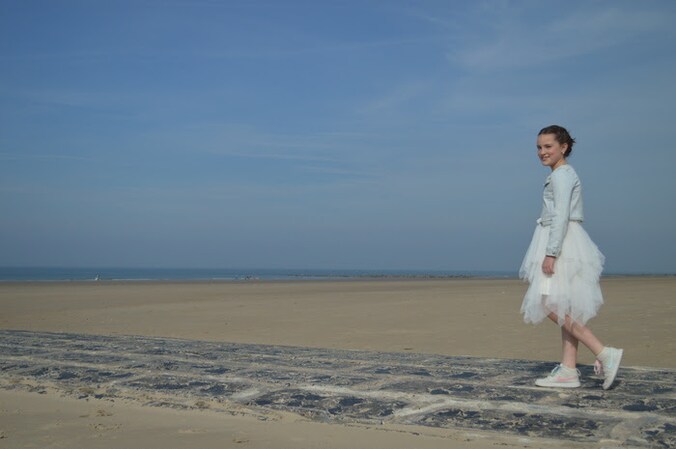 Louise op het strand.