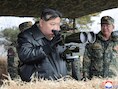 De Noord-Koreaanse leider Kim Jong Un, links, houdt toezicht op artillerieoefeningen in Noord-Korea op donderdag 7 maart 2024.