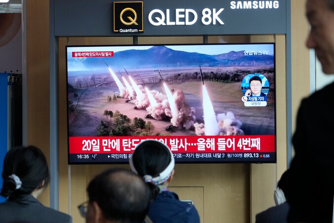 Mensen kijken naar een tv-uitzending met archiefbeelden van een Noord-Koreaanse rakettenlancering in Seoul. (22/04/2024)