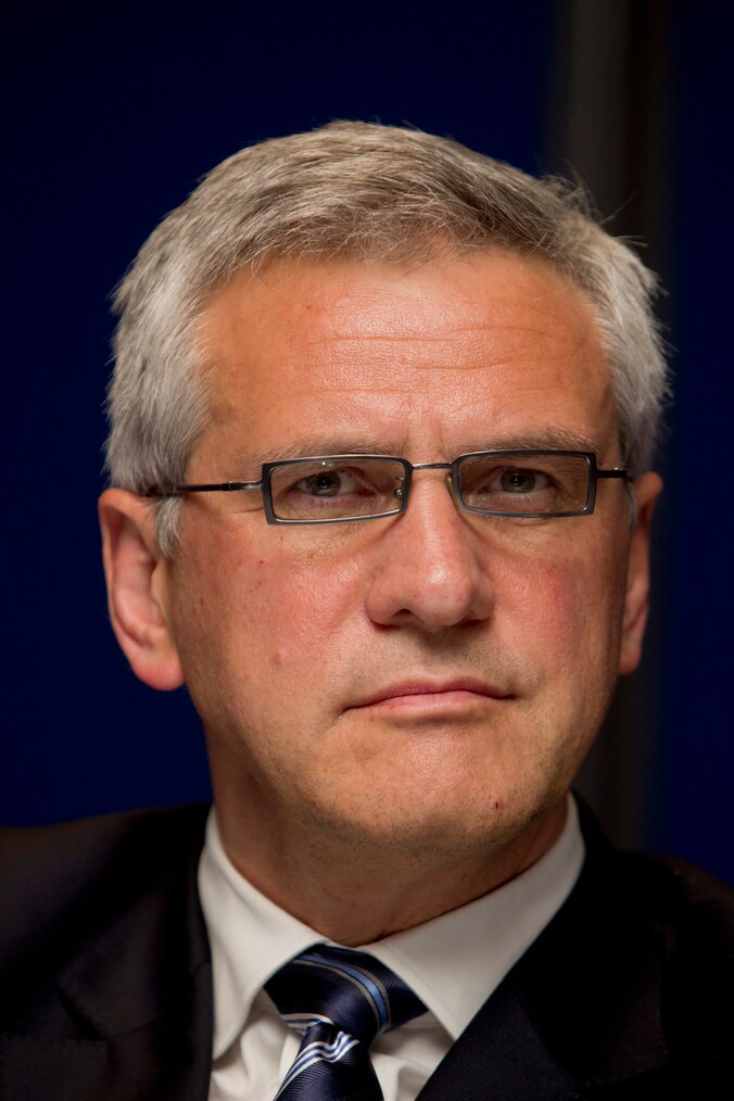 Kris Peeters stoot voor het eerst in twee jaar Bart De Wever van de koppositie.