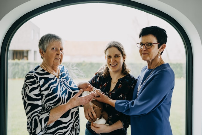 De kleine Minne Boelens met haar mama Chiara Coen, grootmoeder Christine De Smaele en overgrootmoeder Liliane Welvaert.