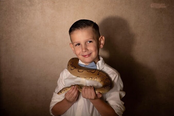 Lewis op de foto met een slang.