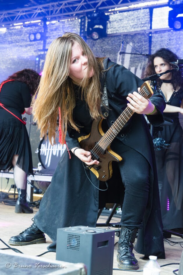  Gitariste Céline Mazay van InHuman. Hun show gaat over dominaneren of gedomineerd worden, is dat “in human” of is dat “inhuman"