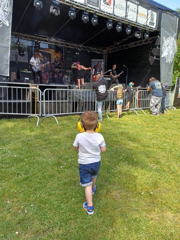 3-jarige Jehtro wandelt naar het podium waar zijn meter optreed met haar band Echoes of a dying world.