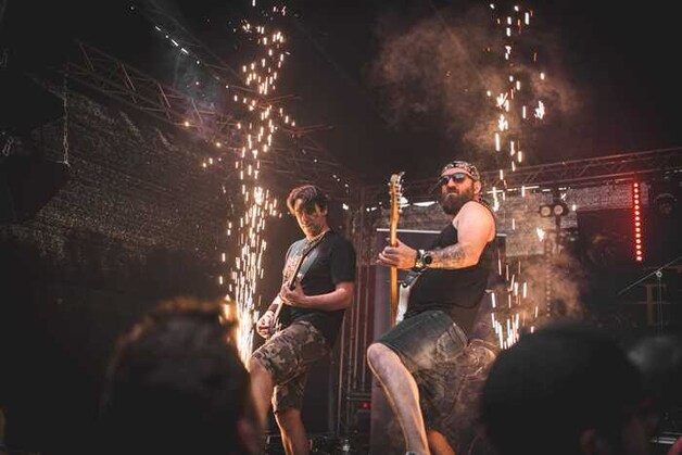 Hope Erodes is een metalcoreband uit het Antwerpse. Zij speelden in 2022 al op het festival en waren zeer enthousiast dat ze mochten terugkeren naar dit prachtige mini-Graspop. Ze brachten daarom enkele nieuwe nummers als primeur naar Goerarock. Er werden tijdens het optreden strandballen door de lucht gegooid, de zanger (Koen Van der Aa) wist over het publiek te crowdsurfen en er ontstond tijdens het nummer Kriegswaisen ook een moshpit door enkele enthousiaste metalheads. “Alles kapot” werd even wat te letterlijk genomen, want een van de bodemplaten van het podium kwam los door het energieke bewegen van zanger Koen en bassist Jelle.