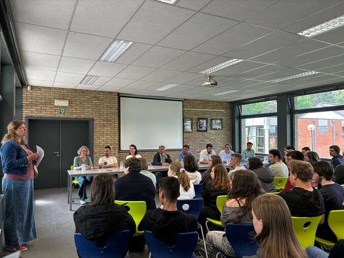 Leerlingen van Gibbo Galbergen en politici speeddaten met elkaar.
