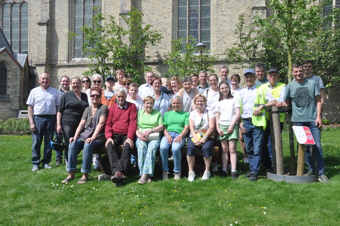 De 'Buren On Tour' hielden ook even halt bij de kerk van Hooglede