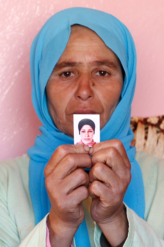 Moeder Zohra Filali met een foto van haar overleden verkrachte dochter Amina Filali.