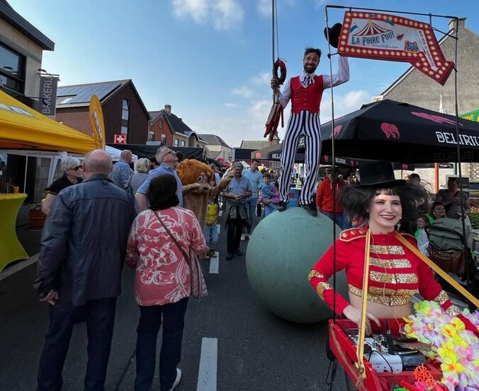 Straatanimatie op de avondmarkt in Zwalm.