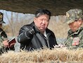De Noord-Koreaanse leider Kim Jong-un was aanwezig tijdens militaire oefeningen van het leger.