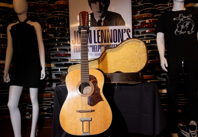 Deze verloren gewaande gitaar van John Lennon is in New York voor 2,9 miljoen dollar (zo’n 2,7 miljoen euro) geveild.