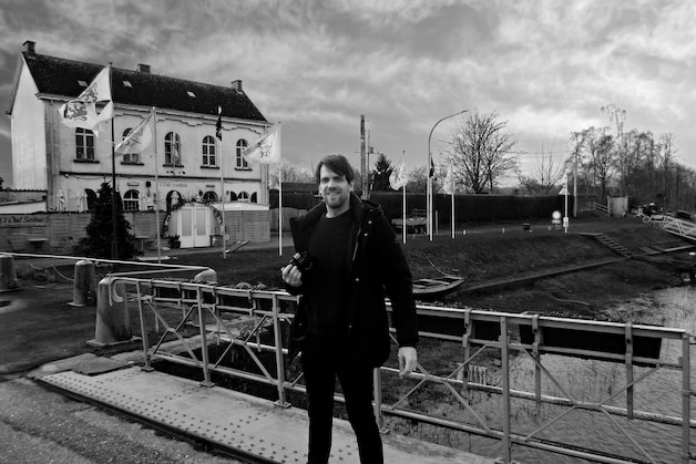 Journalist Anthony Statius op de brug van Astene Sas.