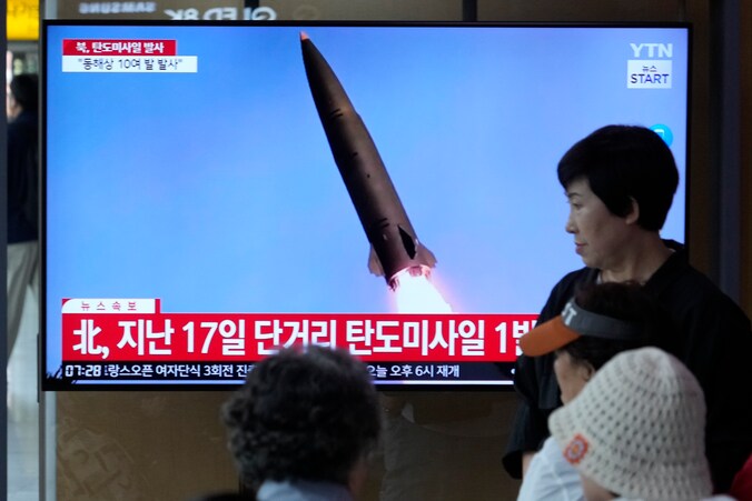 Mensen kijken in een station in de Zuid-Koraanse hoofdstad Seoul naar een Noord-Koreaanse raketlancering.