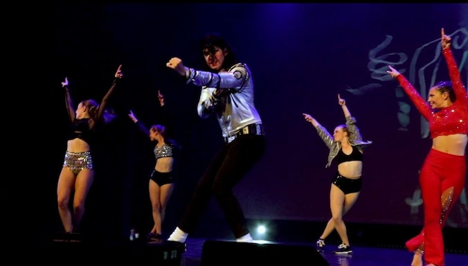 Mervyn (24) klimt als Michael Jackson het podium op: “Als kind was ik ...