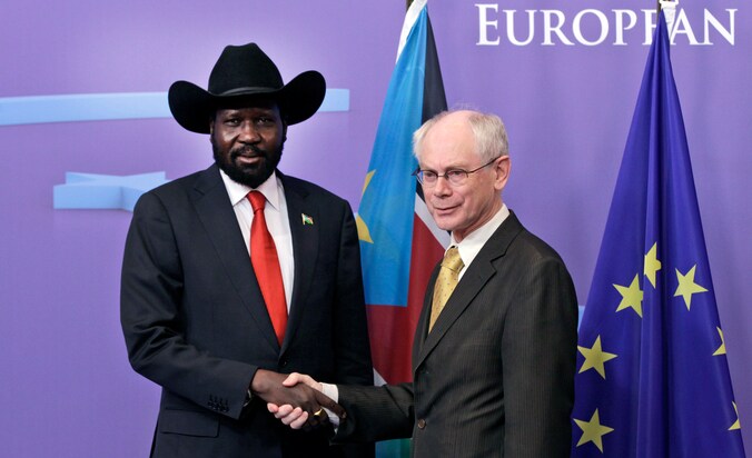 De president van Zuid-Soedan Salva Kiir schudt handjes met Herman Van Rompuy.