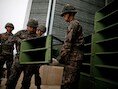 Zuid-Koreaanse soldaten bij luidsprekers waaruit propagandaberichten klinken aan de grens met Noord-Korea.