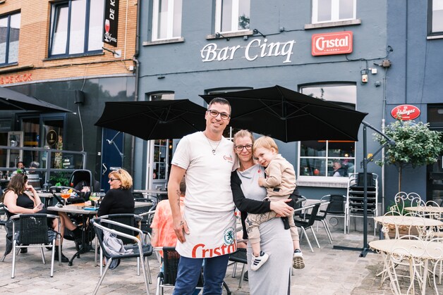 NET OPEN. Cliff (45) en Kelly (41) openen Bar Cinq op Nielse kerkplein ...