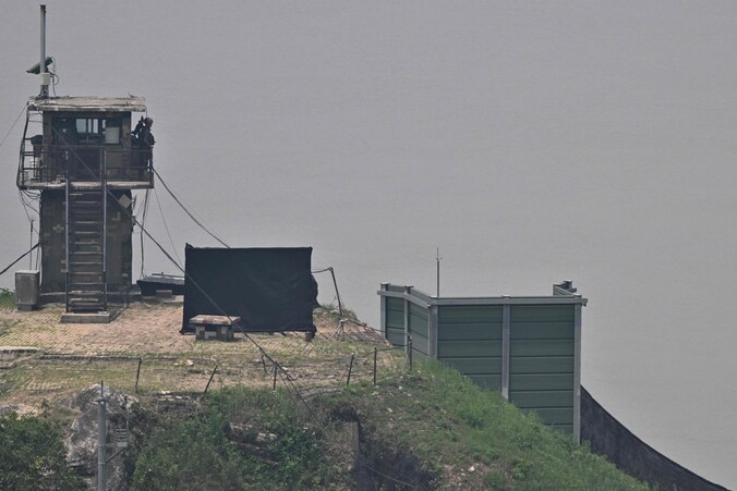 Een Zuid-Koreaanse soldaat overziet de grens met Noord-Korea.