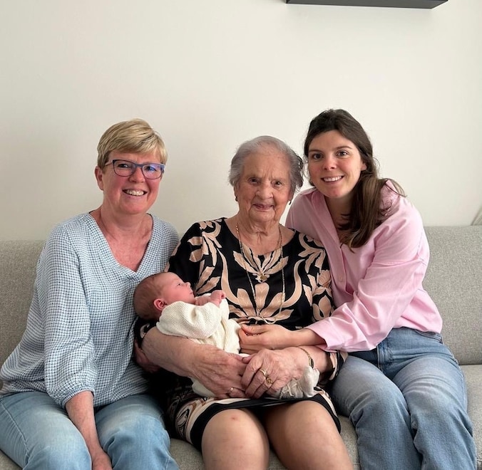 Flo met haar mama Kaatje (27), Moekie Griet (57) en overgrootmoeder Elza (92).