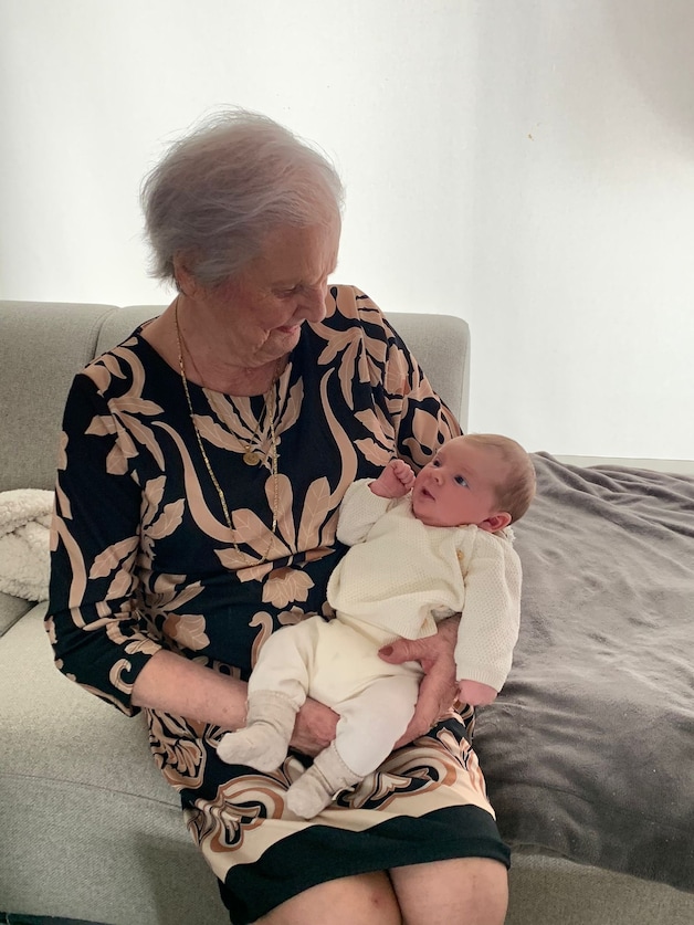 Overgrootmoeder Elza (92) met de kleine Flo. 