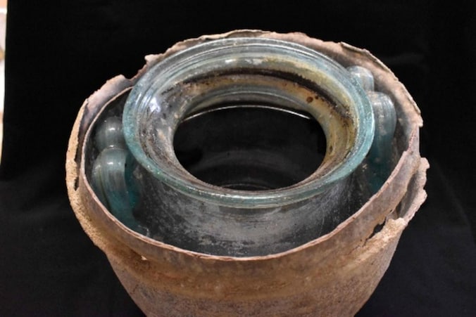 De oudste wijn ter wereld werd ontdekt in een Romeinse urne in een graftombe in het zuiden van Spanje.
