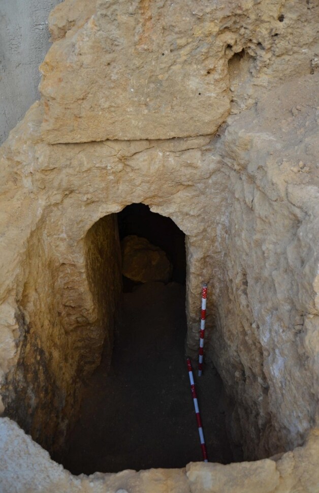 De verzonken graftombe was na 2000 jaar nog intact, omdat ze was uitgegraven uit rotsen.
