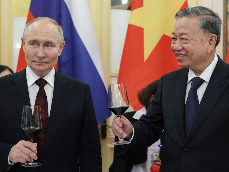 De Russische president Vladimir Poetin en zijn Vietnamese ambtgenoot To Lam. 