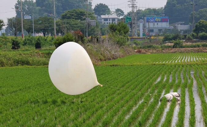 Archiefbeeld van een eerdere ballon met afval die Noord-Korea over de grens met Noord-Korea had laten vliegen.