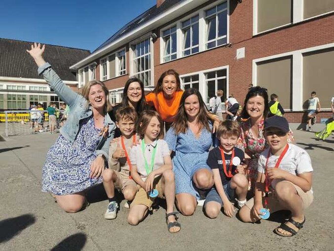 De leerlingen en leerkrachten van GBS De Zonnebloem na hun krachtbalfinale.