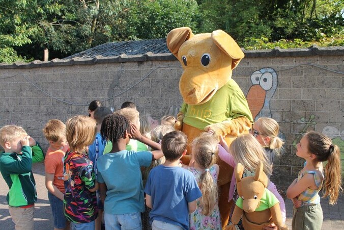 Leerlingen van VBS De Kameleon krijgen bezoekje van lees-mascotte Hup.