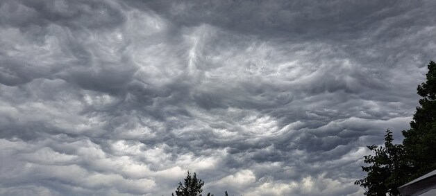 Regenwolken boven Runkst bij Hasselt rond 19 uur.