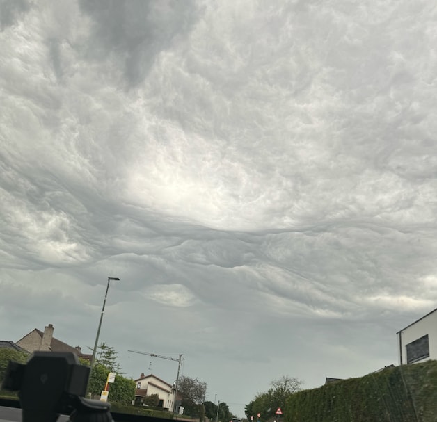 Golvende wolken in Laakdal.