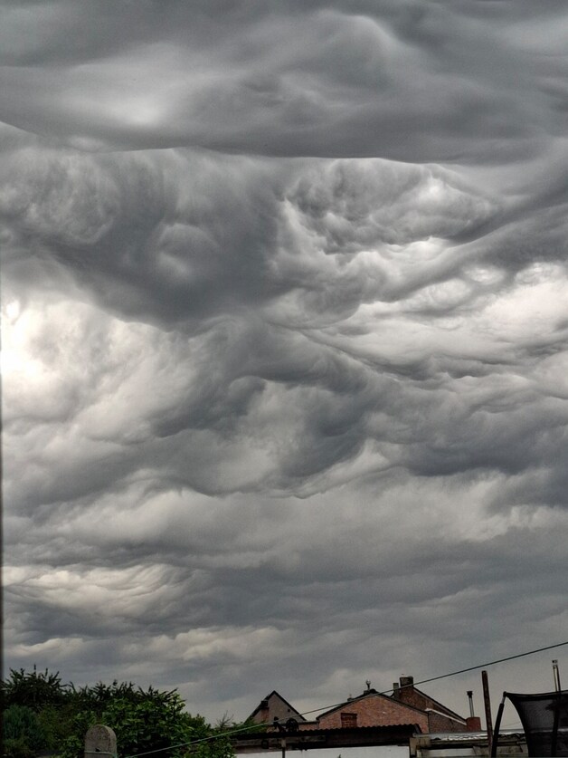Golvende wolken in Attenhoven, bij Landen.