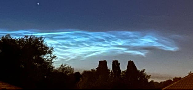 Blauwe schijn in de lucht in Poperinge.