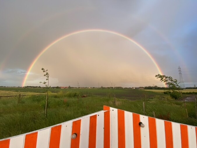 De dubbele regenboog boven Pervijze.