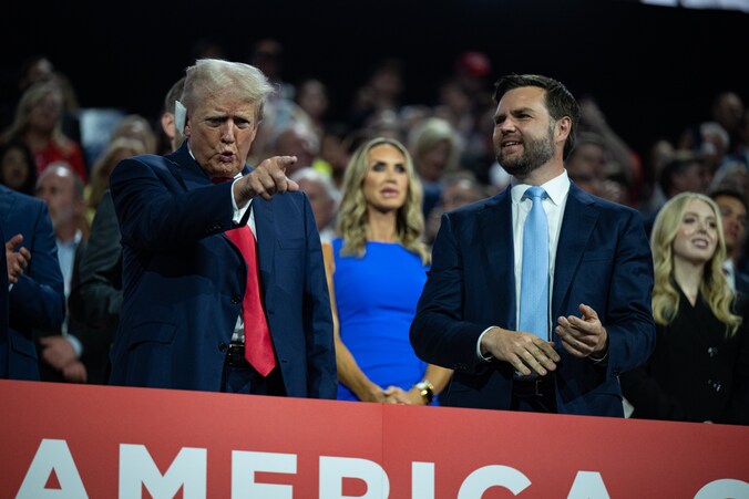 Donald Trump en zijn 'running mate' J.D. Vance tijdens de Republikeinse partijconventie in Milwaukee.
