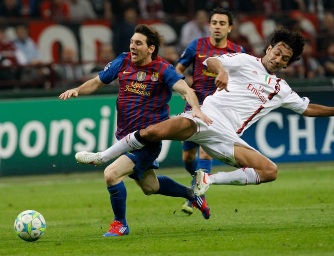 Nesta haalt Messi onderuit in de kwartfinale van de Champions League.