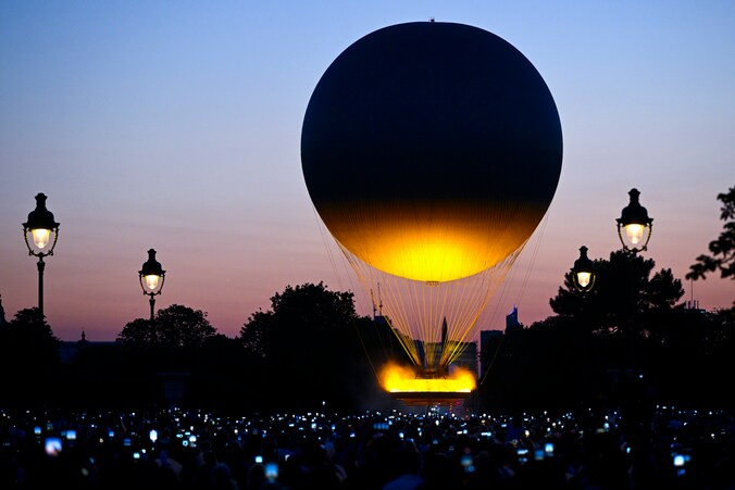 De ballon steeg tijdens het grote sportevenement elke avond op in de buurt van de Tuilerieën en het Louvre-museum. 
