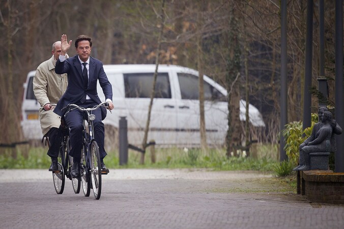 Premier Mark Rutte kwam vanochtend met de fiets toe bij het Catshuis, zijn officiële residentie.