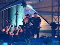 KIJK. Dimitri Vegas krijgt fles op z’n hoofd tijdens laatste set op Tomorrowland