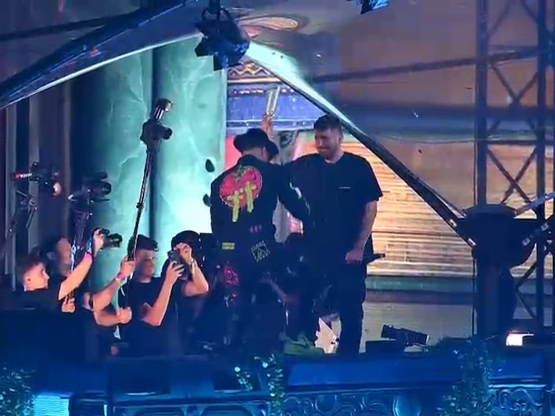 KIJK. Dimitri Vegas krijgt fles op z’n hoofd tijdens laatste set op Tomorrowland
