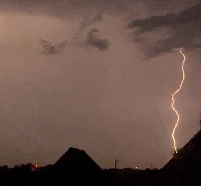 Foto’s tonen spectaculaire bliksemschicht in Langemark
